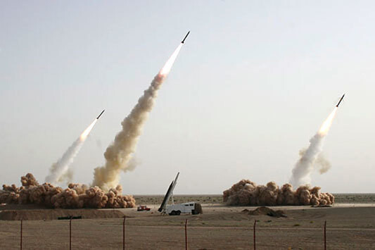 2008년 7월 이란 혁명수비대가 공개한 조작 사진(위 사진)의 원본. 왼쪽에서 세번째 미사일은 성공하지 못해 발사대만 보인다.