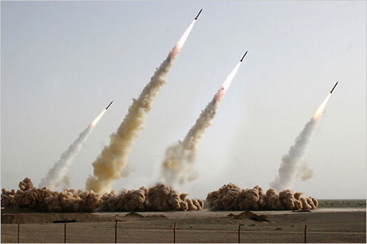 2008년 7월 이란 혁명수비대가 공개한 사진(위)에서 왼쪽 세번째 미사일은 발사에 성공하지 못했으나, 미사일과 발사연기를 복사한 사실이 드러났다.