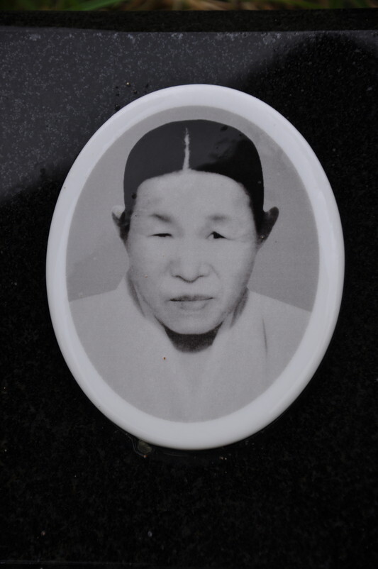 Lee’s tombstone photo. (Ahn Kwan-ok, Gwangju correspondent)