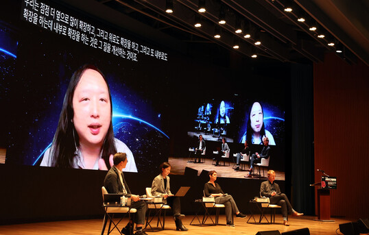 25일 오전 서울 중구 대한상공회의소 국제회의장에서 열린 제4회 한겨레 사람과디지털 포럼에서 ‘민주주의와 알고리즘의 동행을 위해: 정부, 기업, 시민사회의 역할은’을 주제로 원탁 토론하고 있다. 왼쪽부터 박원호 서울대 정치외교학부 교수, 이해민 조국혁신당 의원, 야엘 아이젠스타트 민주주의를 위한 사이버보안 이사, 마티아스 슈필캄프 알고리즘워치 이사, 오드리 탕 대만 사이버 대사. 신소영 기자 viator@hani.co.kr