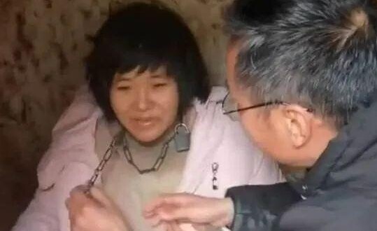 중국 장쑤성 쉬저우시 펑현의 한 헛간에 쇠사슬로 묶여 갇힌 한 여성의 모습. 이 일은 ‘쉬저우 여덟 아이 엄마 사건’으로 불렸다. 펑황망 갈무리