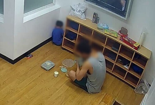 A 3-year-old boy detained with his father, originally from Mongolia, faces the wall (top left of photo) and refuses to eat while being held at the Suwon Immigration Office on April 19. (courtesy of APIL) Caption 6-3: video