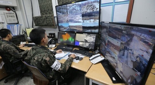 South Korean soldiers monitor CCTV footage of the border at a camp along the central front line in 2014. (Kim Gyoung-ho/The Hankyoreh)