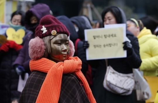 Citizens gather outside the site of the former Japanese embassy in the Jongno District of Seoul on Dec. 20 for the 1314th demonstration demanding that Japan apologize and provide compensation to former comfort women.