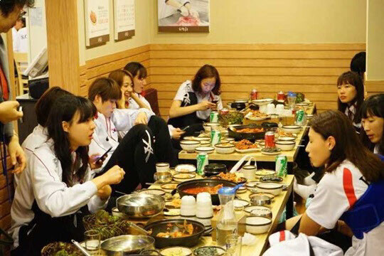 S. Korean women’s volleyball team celebrates their victory in the 2014 Asian Games over in a kimchi jjigae dinner. (Hankyoreh photo archives)