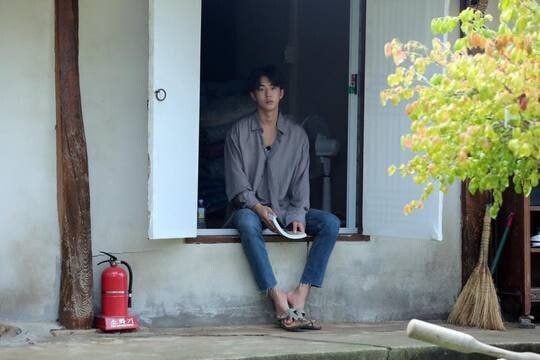 배우 남주혁이 허공을 멍하니 응시하고 있다. tvN ‘삼시세끼’ 갈무리