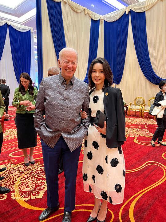 Kim Keon-hee poses for a photo with US President Joe Biden in Cambodia on Nov. 12. (Yonhap)