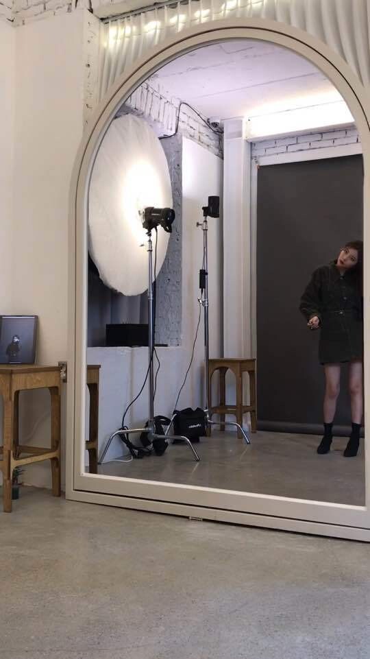 A user in a self-photography studio in Seoul’s Yeonnam neighborhood uses a mirror and remote to achieve a desire image.
