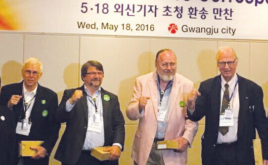 Former Wall Street Journal Asia journalist Norman Knute Thorpe (left) poses for a picture with other foreign journalists at a foreign journalists' event in Gwangju in May 2016.