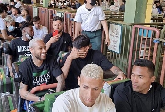 Brazil’s national soccer team straps in for a ride at Everland (from the Instagram of Cosmojin)