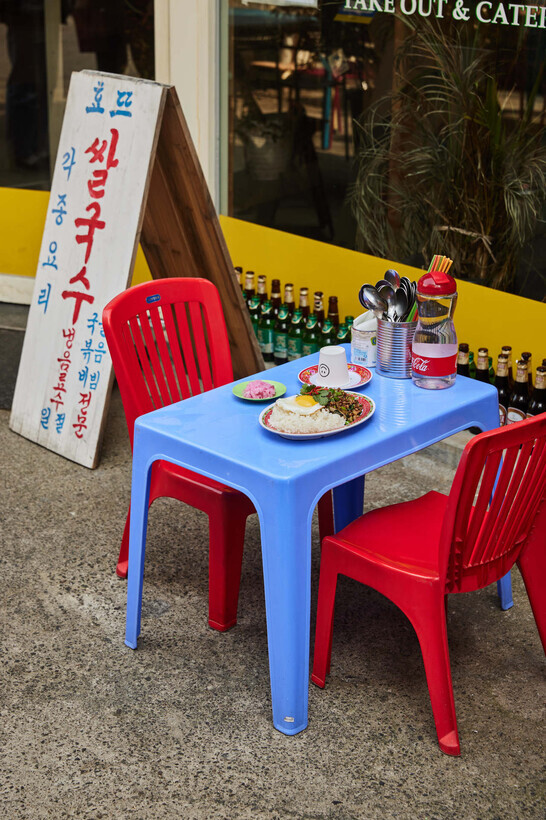 An outdoor table at Vietnamese eatery Hieutu (Yoon Dong-gil/Studio Adapter)
