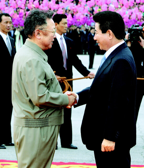 2007년 10월2일 평양을 방문한 노무현 전 대통령이 문화회관 광장 공식 환영식에서 김정일 국방위원장을 처음 만나 악수를 하고 있다.청와대사진기자단