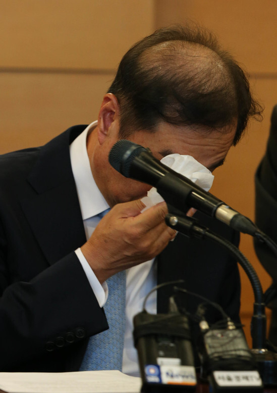 Prime Minister nominee Kim Byong-joon wipes away tears as he speaks at a meeting with reporters at the Financial Supervisory Service in Seoul