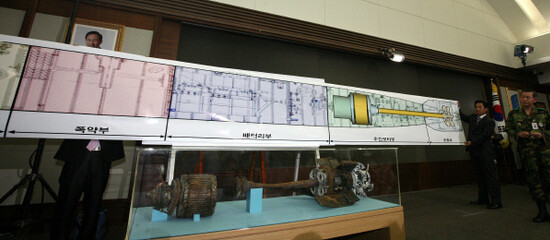 5월20일 오전 국방부에서 열린 민·군 합동조사단 천안함 조사결과 발표에서 윤종성 과학수사 분과장(육군 준장)이 ‘결정적 증거물’인 북한 어뢰에 대한 설명을 하고 있다. 한겨레 신소영 기자
