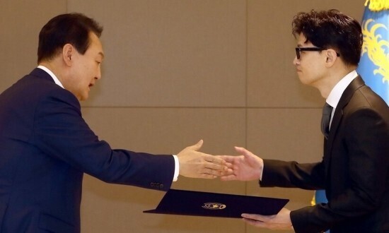 President Yoon Suk-yeol shakes hands with Han Dong-hoon after appointing him as Minister of Justice in May 2022. (Yoon Woon-sik/The Hankyoreh)