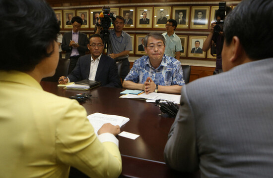 Minister of the Prime Minister’s Office listens to pro tests from Democratic United Party lawmakers