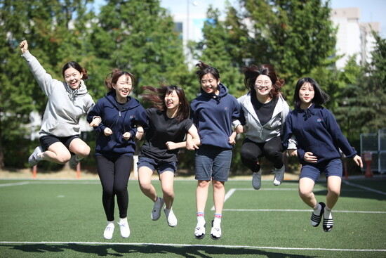 서울 한가람고등학교 학생들이 후드 티셔츠와 반바지