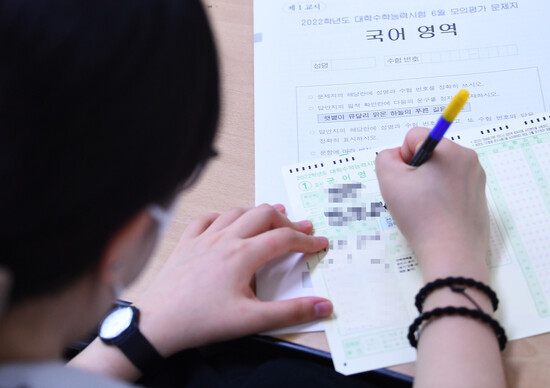 2021년 6월3일 오전 서울의 한 고등학교에서 학생들이 오엠아르(OMR) 카드를 작성하고 있다. 공동취재사진