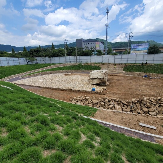 원래 묘역을 파괴하고 무단 복구한 현재의 김해시 구산동 지석묘. 거대한 상석 왼쪽 부분의 박석을 모두 뽑아낸 뒤 보도블록을 깔듯 다시 촘촘하게 박아놓았다. 문화재청 제공