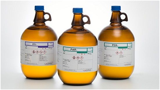 High-purity hydrofluoric acid solutions used for semiconductor etching and cleaning processes
