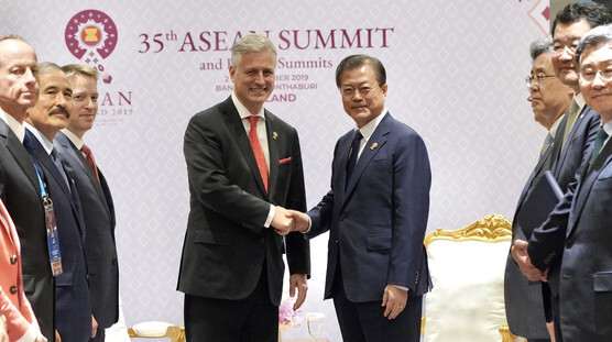 South Korean President Moon Jae-in and White House National Security Advisor Robert O’Brien shake hands at the 35th ASEAN summit in Bangkok on Nov. 4. (Blue House photo pool)