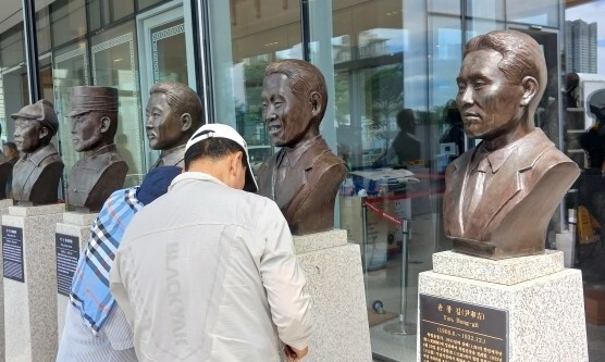 국방부가 ‘윤석열 대통령실’로 쓰이던 옛 청사로 복귀하면서 13일 오전 일꾼들이 홍범도 장군(맨 왼쪽), 윤봉길 의사(맨 오른쪽) 등 독립운동가들의 흉상을 청사 출입구 옆에 옮겨 설치하고 있다. 권혁철 기자