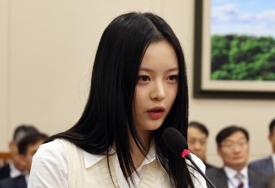 뉴진스 하니가 지난달 15일 서울 여의도 국회에서 열린 환경노동위원회 국정감사에 참고인으로 출석해 의원들의 질의에 답하고 있다. 국회사진기자단