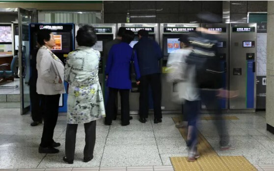지하철역에서 교통카드를 충전하는 시민들. 한겨레 자료 사진