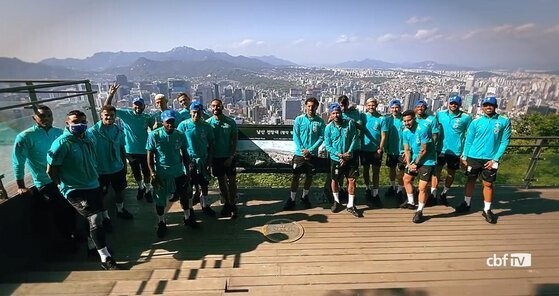 Brazil’s national soccer team poses for a photo atop N Seoul Tower (from the Twitter of CBF Futebol)