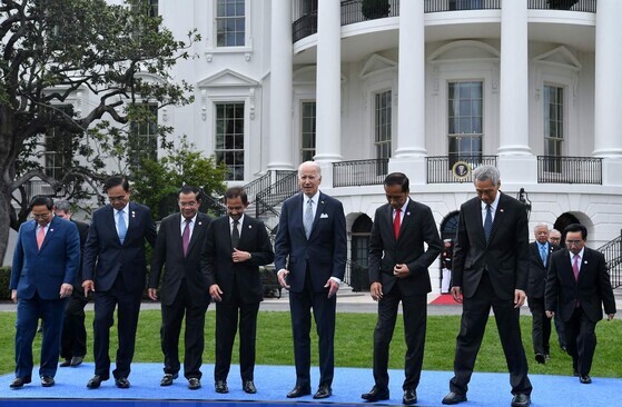 US President Joe Biden poses for a photo with leaders of ASEAN nations on the South Lawn of the White House on May 12. (Yonhap News)