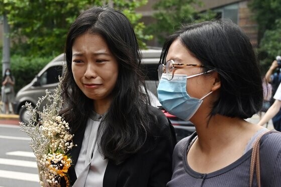 Together with a supporter, Zhou Xiaoxuan heads into a courthouse in Beijing on Sept. 14. (AFP/Yonhap News)