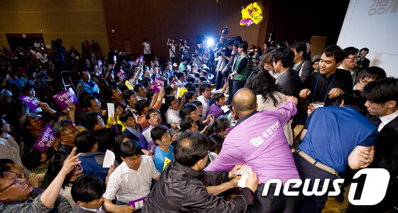 이정희 통합진보당 공동대표가 12일 오후 경기 고양 일산 킨텍스에서 열린 통합진보당 2012 제1차 중앙위원회서 공동대표 사퇴의사를 밝히고 있다. 뉴스1