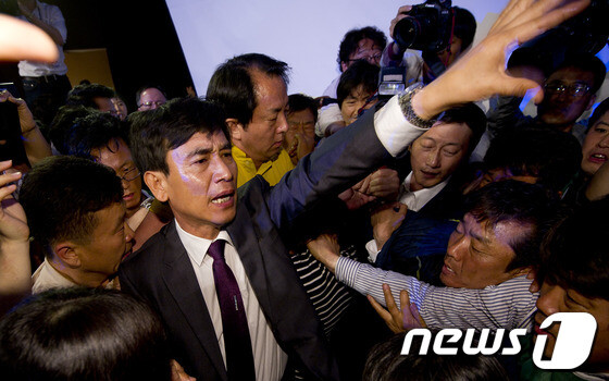 2일 오후 경기 고양 일산 킨텍스에서 열린 통합진보당 2012 제1차 중앙위원회서 통합진보당 당권파쪽 당원들이 '불법중앙회 중단'을 외치며 의장석 진입을 시도하고 있다. 뉴스1