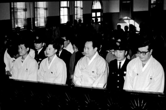 Professor Park Noh-soo (far right) and Democratic Republican lawmaker Kim Kyu-nam (second from right) stand trial during the “European espionage case” in 1970.