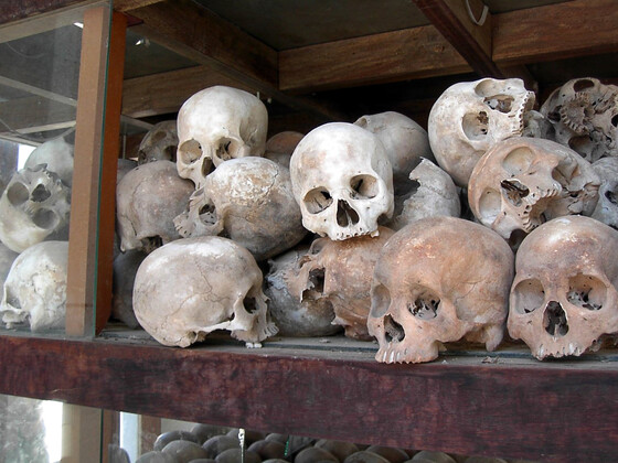 크메르루주에 희생당한 사람들의 두개골. 캄보디아 프놈펜 인근 츠엉에크에 수많은 사람이 학살돼 매장됐다. 위키미디어 코먼스