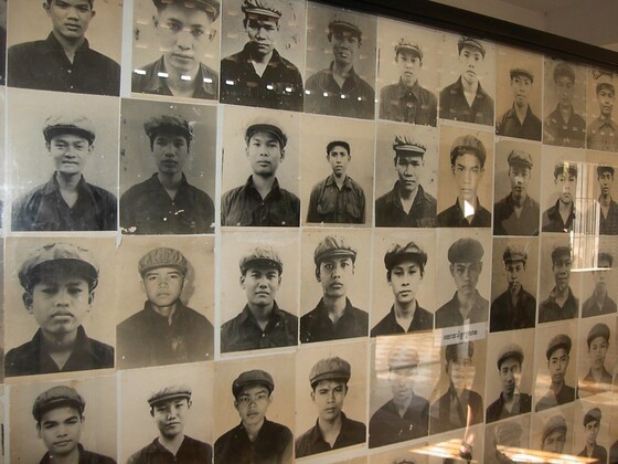 투올슬렝 박물관에 전시된 크메르루주의 젊은 전사들. 위키미디어 코먼스