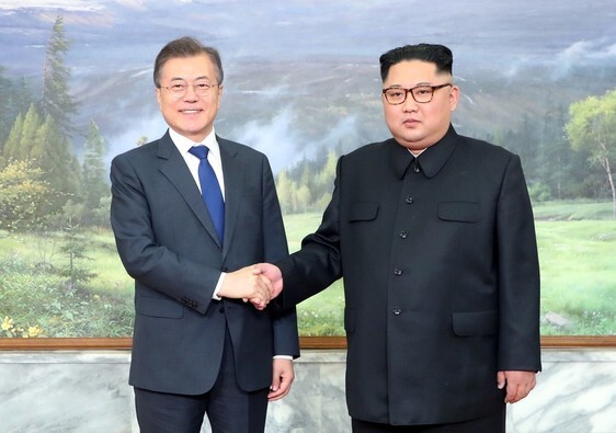 South Korean President Moon Jae-in and North Korean leader Kim Jong-un ahead of their Panmunjom summit on May 26, 2018. (provided by the Blue House)