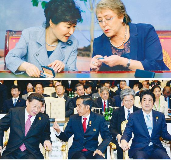  President Park Geun-hye looks at the fountain pens that she and Chilean President Michelle Bachelet will use to sign an agreement