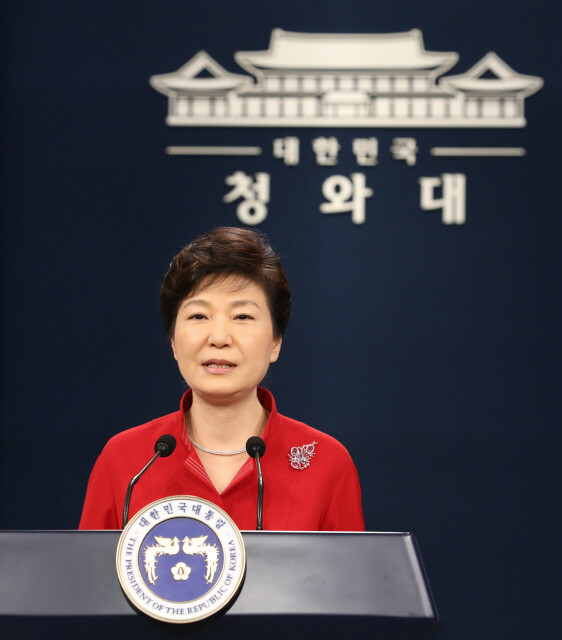 박근혜 대통령은 8월6일 대국민 담화에서 “경제 전반에 대한 대수술이 필요하다”고 밝혔다. 이날 담화에는 ‘경제’라는 단어가 37차례나 등장했다. 경제인 사면, 롯데 사태 등 현안에 대한 문답 시간 없이 담화를 마쳤다. 연합뉴스