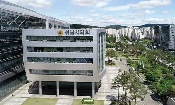 성남시의회 '학폭 피해지원 조례' 부결에..."피해 학생 외면" 부글 - 뉴스 썸네일 이미지