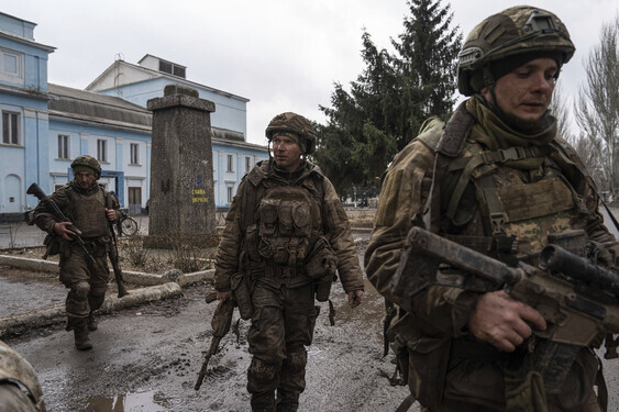 우크라이나군 장병들이 8일(현지시각) 우크라이나 동부전선 도시 챠시르 야의 거리를 걷고 있다. AP 연합뉴스