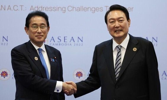 President Yoon Suk-yeol of Korea (right) poses for a photo with Prime Minister Fumio Kishida of Japan to mark a bilateral summit on the sidelines of the ASEAN summit in Phnom Penh, Cambodia, in November 2022. (courtesy of the presidential office)