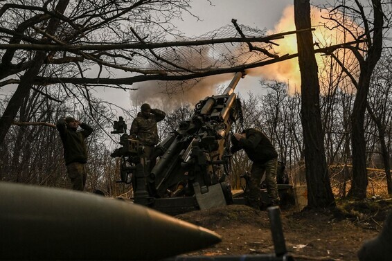 Ukrainian forces use a US-made M777 lightweight towed howitzer near Bakhmut, Ukraine, on March 17. (AFP/Yonhap)