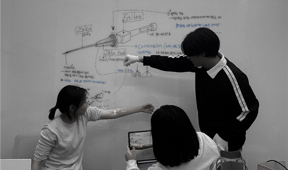 한양대 ERICA 산업디자인학과 학생들이 ‘Fixwing’ 개발 과정에서 제품 구조와 작동 방식을 논의하고 있다. (한양대학교 제공)