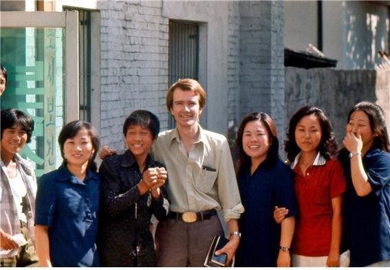 William Amos, who arrived in South Korea as a Peace Corps member, with some of his students in Mokpo, South Jeolla Province, in 1980. (provided by the May 18 Memorial Foundation)