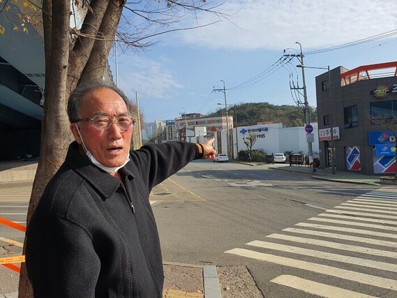 5·18 당시 광주시청 사회과에 근무했던 조성갑씨가 광주시 남구 효덕초등학교 건너편에서 4살 아이의 주검을 수습했던 장소를 가리키고 있다.&lt;한겨레&gt; 자료사진