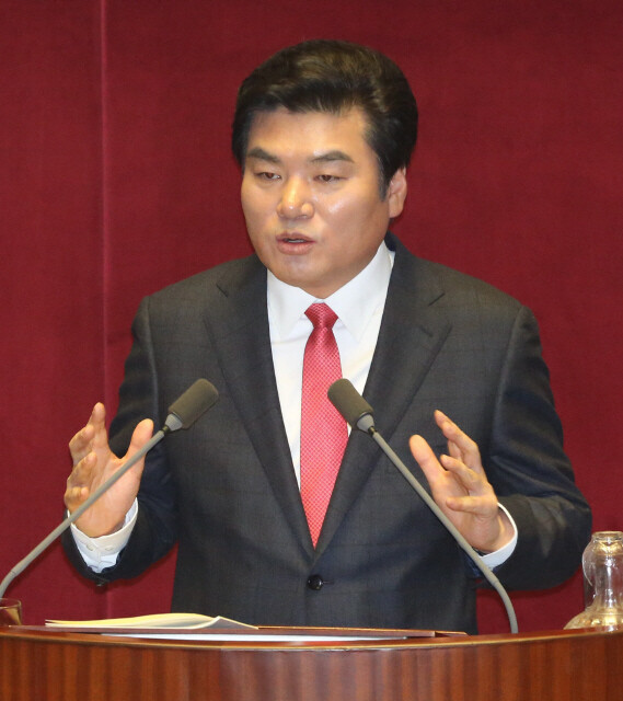 Saenuri Party (NFP) floor leader Won Yoo-cheol gives a speech on behalf of his party at the National Assembly in Seoul