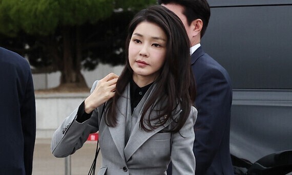 South Korea’s first lady, Kim Keon-hee, arrives at Seoul Air Base in Seongnam, Gyeonggi Province, on Dec. 11, 2023, after accompanying President Yoon Suk-yeol on a state visit to the Netherlands. (Yonhap)