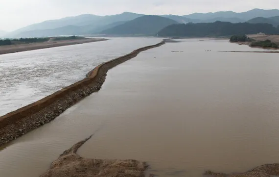 “The shape of the straight line is comparable to a waterway for a ship.”
