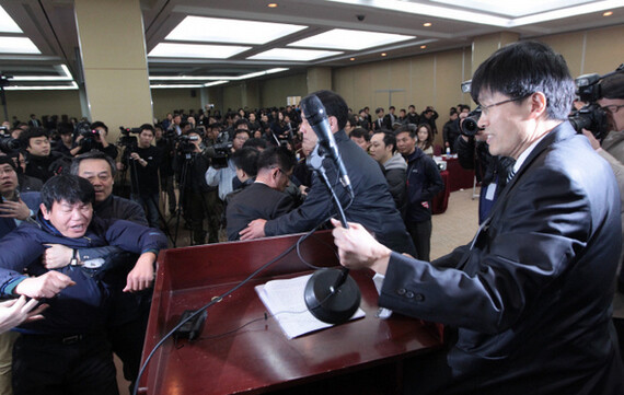  Feb. 24. Disorder caused the hearing to be concluded early without deep debate. (Photo by Shin So-young)